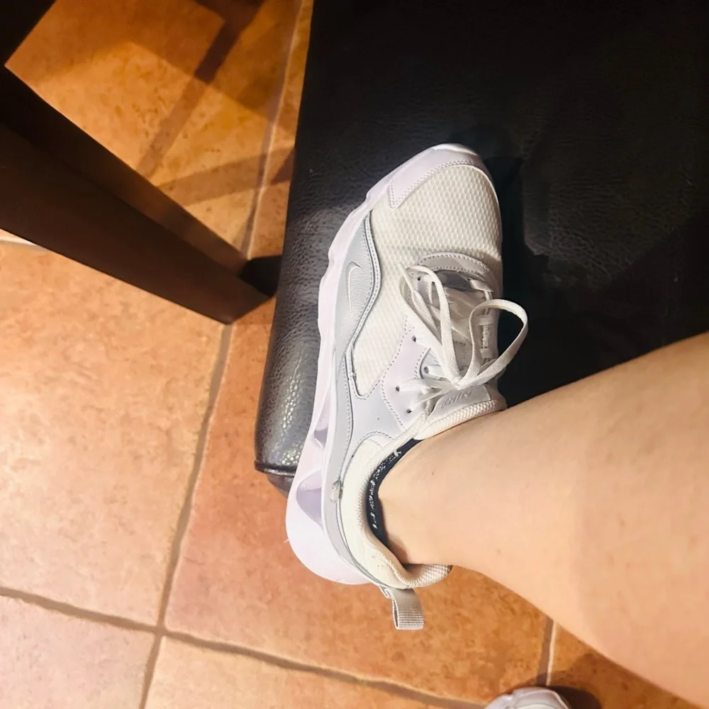 Nike Ryz Women's white and grey gym running shoes 10